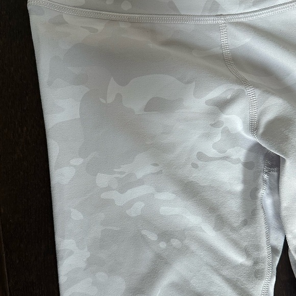 ⚡️2/$25⚡️ TNA Aritzia Light White and Gray Camouflage Leggings | NWOT | XS - Picture 3 of 6